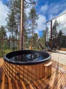 Φωτογραφία από το άλμπουμ του Log Cabin with Private Sauna by Invisible Forest Lodge στο Ροβανιέμι
