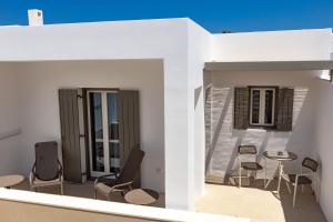 vista su un balcone con sedie e tavolo di Kyma & Anemos Suites a Naoussa