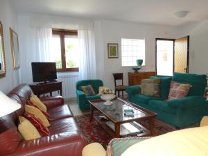 ein Wohnzimmer mit Sofas und einem Couchtisch in der Unterkunft Silenzi Holiday Home in Fertilia