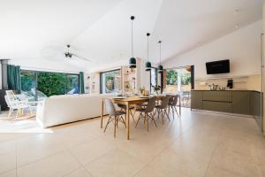 a kitchen and dining room with a table and chairs at Villa évasion familiale avec Piscine & Mer à 200m in Rivedoux-Plage