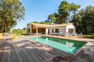 a home with a swimming pool and a house at Villa évasion familiale avec Piscine & Mer à 200m in Rivedoux-Plage