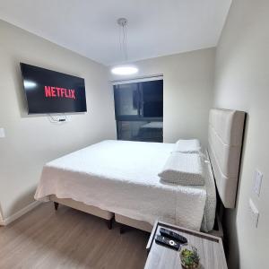 リマにあるApartamento de ensueñoのベッドと壁の看板が備わる病院