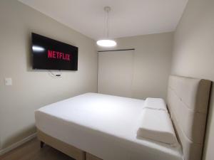 リマにあるApartamento de ensueñoの壁に看板が付いた部屋のベッド1台 +12枚の写真