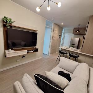 リマにあるApartamento de ensueñoのソファと大きなテレビのあるリビングルーム