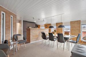 Kuchyň nebo kuchyňský kout v ubytování 4474-Hvide-Sande-Mettes-Bjerg-30