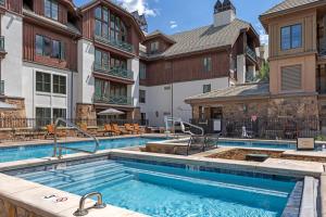 a pool at a apartment complex with a hotel at 118 Villa Montane in Avon