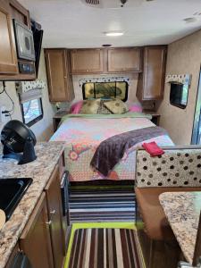 una camera con letto in un camper di Tiny Trailer happy hole in the wall a Orlando