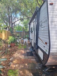 un rimorchio parcheggiato in un cortile accanto a una recinzione di Tiny Trailer happy hole in the wall a Orlando Altre 12 foto