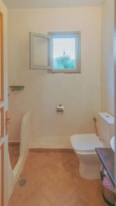 SkiathosにあるLago Skiathos Art Residency & Guesthouseのトイレと窓のあるバスルーム +38枚の写真