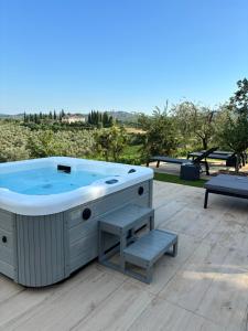 Podere La Quercia内部或周边的泳池