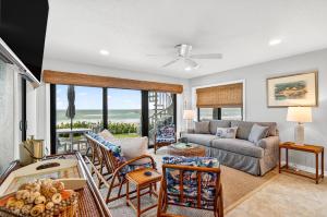 un soggiorno con un divano e un tavolo di Beachfront Aldea 11 a Clearwater Beach