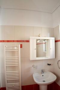 une salle de bains avec un lavabo et un miroir dans l'établissement Casa Vardani Modern Central Apartments 2, à Leucade