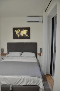 Кровать или кровати в номере Cozy one bedroom apartment with parking