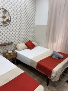 سرير أو أسرّة في غرفة في Luxury Apartments Near the Beach and Downtown CENTRUM 8