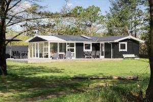 156-Ringkobing-Birkealle-14 في Nørby: منزل أبيض وأسود مع ساحة
