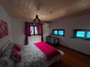 En eller flere senge i et værelse på Lago Maina Appartamenti