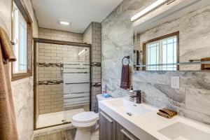 オーロラにあるPet-Friendly Retreat with Fenced Yard in Auroraの洗面台、トイレ、シャワー付きのバスルーム