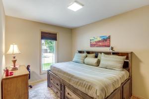 オーロラにあるPet-Friendly Retreat with Fenced Yard in Auroraのベッドと窓のある寝室