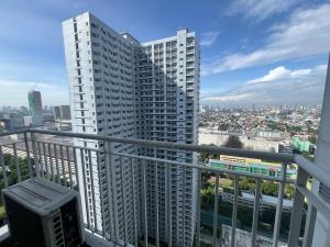 a balcony with a view of a large building at Skyview 2BR at Grass in Manila