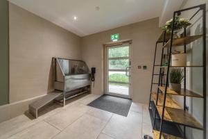 TV a/nebo společenská místnost v ubytování Rock Mill - Deluxe 1-Bedroom Apartments