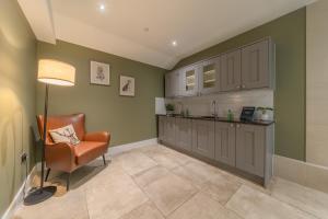 Kuchyň nebo kuchyňský kout v ubytování Rock Mill - Deluxe 1-Bedroom Apartments