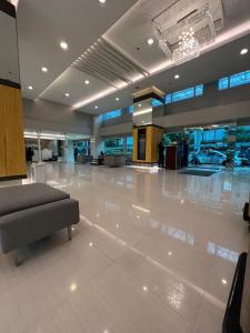 a lobby with a couch in the middle of a building at Skyview 2BR at Grass in Manila +55 photos