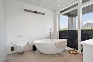 Ванная комната в 1180-Ringkobing-Lodbergsvej-74 +37 фотографий