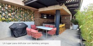 a patio with a table and chairs and a counter at Apartamento Zona 10 in Estación Pamplona