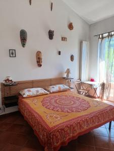 une chambre avec un grand lit dans une pièce dans l'établissement Il Pozzo e il Melograno, à Finale Ligure