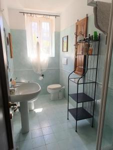 une salle de bain avec un lavabo blanc et des toilettes dans l'établissement Il Pozzo e il Melograno, à Finale Ligure