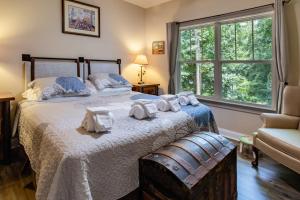 Ένα ή περισσότερα κρεβάτια σε δωμάτιο στο Cozy 3BR Home - Peaceful Lake Cove Views