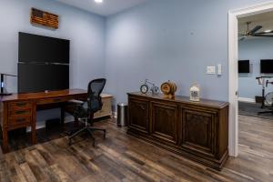 Μια τηλεόραση ή/και κέντρο ψυχαγωγίας στο Cozy 3BR Home - Peaceful Lake Cove Views