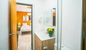 a bathroom with a sink and a mirror at Executive Studio Comfort - Malaga Center in Málaga