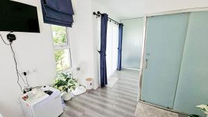 ein Bad mit einer Dusche, einem WC und einem Spiegel in der Unterkunft The Snow Cottages in Pakha + 28 Fotos