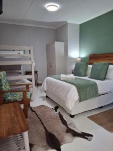 una camera con un letto e un letto a castello di Aan de Granaat Gastehuis a Beaufort West