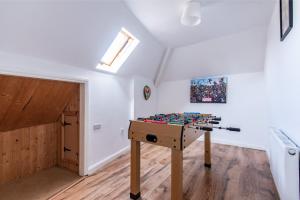 una camera con biliardino in mansarda di Spacious 5BR House in Central Derby - Near Amenities a Derby