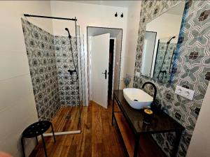 a bathroom with a sink and a mirror at Loft industrial a 45min Playas de Doñana Home Torremirador in Villalba del Alcor