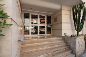 un escalier menant à un bâtiment avec un cactus dans l'établissement Appartement cosy lumineux avec balcon, à Nice