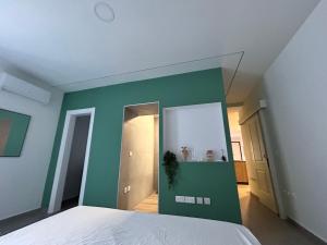 マルサシュロックにあるStylish Seaside 1br Maisonette Marsaxlokk Bayの緑の壁と白いベッドが備わるベッドルーム1室 +41枚の写真