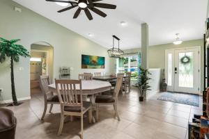 Μια τηλεόραση ή/και κέντρο ψυχαγωγίας στο Spacious home with private hot tub, firepit, grill and 3 in 1 game table