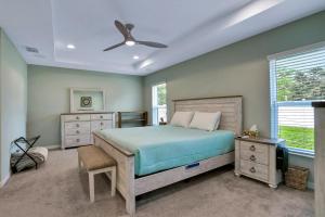 Ένα ή περισσότερα κρεβάτια σε δωμάτιο στο Spacious home with private hot tub, firepit, grill and 3 in 1 game table