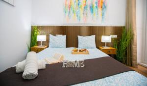 ein Schlafzimmer mit einem Bett mit zwei Lampen und Büchern in der Unterkunft Exclusive Luxury Comfort Stay - Malaga Center in Málaga
