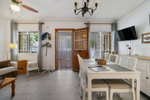 TV a/nebo společenská místnost v ubytování Bonito bungalow cerca de la playa de La Mata