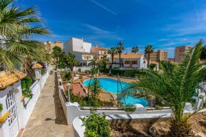 Bazén v ubytování Bonito bungalow cerca de la playa de La Mata nebo v jeho okolí