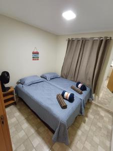 a bedroom with a bed with two pillows on it at Apartamento tipo casa linda e confortavel na Penha RJ Próximo ao Ciaa Marinha - Cefan - Casa do Marinheiro - Lespan - Ciaga - Advec in Rio de Janeiro