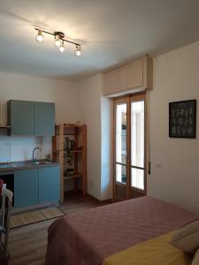 Una habitación con cocina y una cama en una habitación en Ca' Ma' Holiday Lecco Lake Como, en Lecco 32 fotos más
