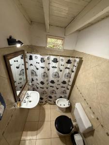 un baño con dos lavabos y dos inodoros en Nogal de Luz, en La Rioja