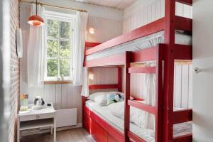 Letto a castello rosso in una piccola camera di 123-Ringkobing-Granalle-3 a Nørby
