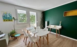 a living room with a white table and chairs at Escapade aux portes de Bordeaux, confort et nature in Villenave-dʼOrnon