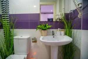 a bathroom with a white sink and a toilet at Luxury Executive Stay - Fuengirola Center in Fuengirola